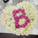 81 белая роза с розовой буквой - сердце 81 белая роза с розовой буквой - сердце