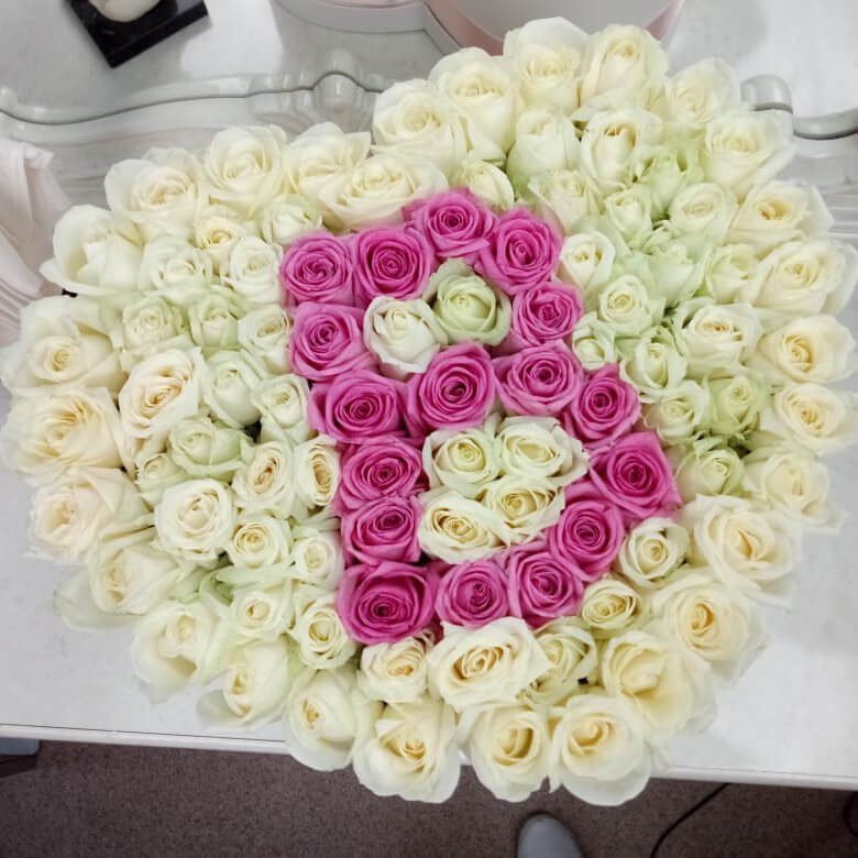 81 белая роза с розовой буквой - сердце 81 белая роза с розовой буквой - сердце