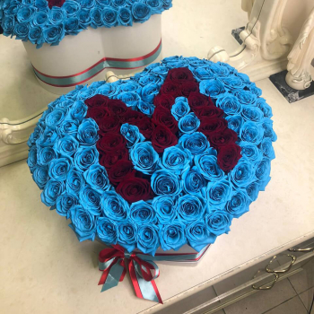 81 голубая роза с красной буквой - сердце