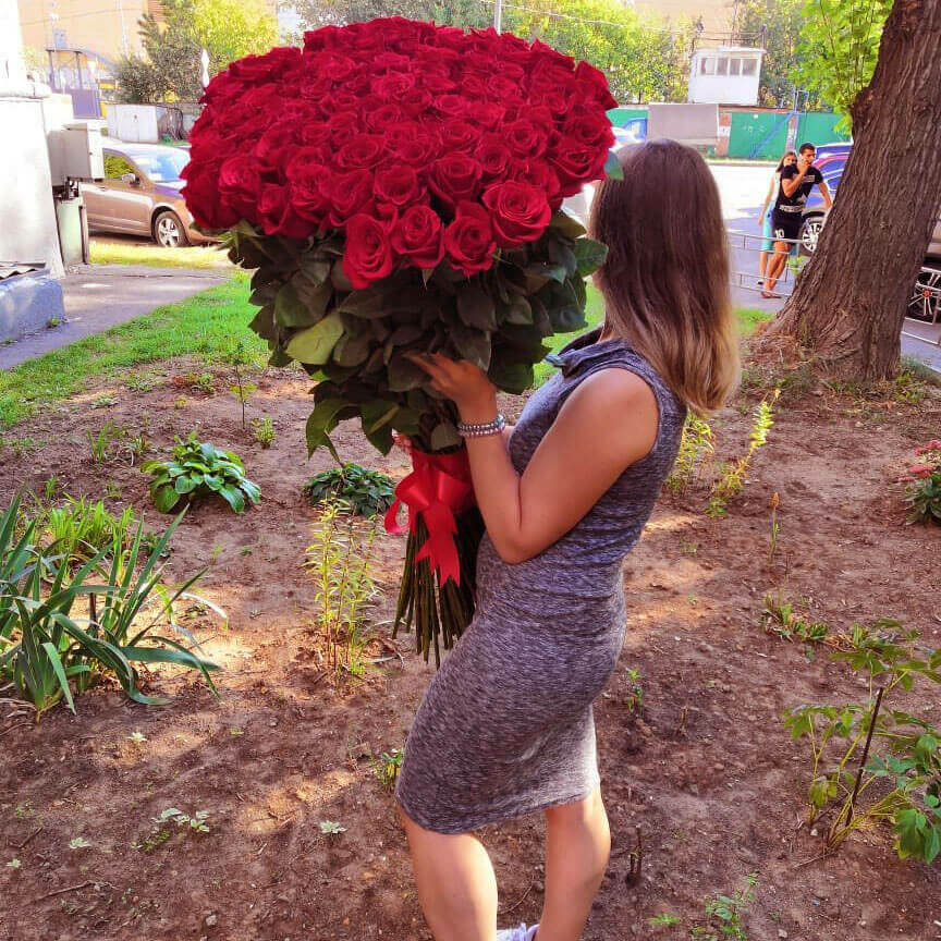 Красные метровые розы от 25 шт. Красные метровые розы от 25 шт.