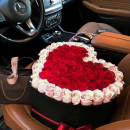 81 красная роза с кремовой окантовкой - сердце 81 красная роза с кремовой окантовкой - сердце