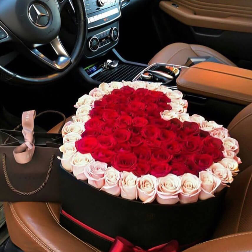 81 красная роза с кремовой окантовкой - сердце 81 красная роза с кремовой окантовкой - сердце