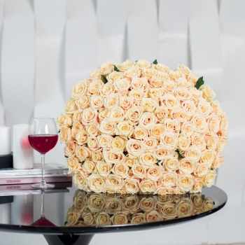 81 кремовая роза в букете