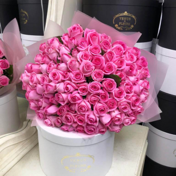 81 розовая роза в букете