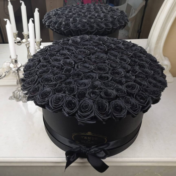 81 черная роза в коробке