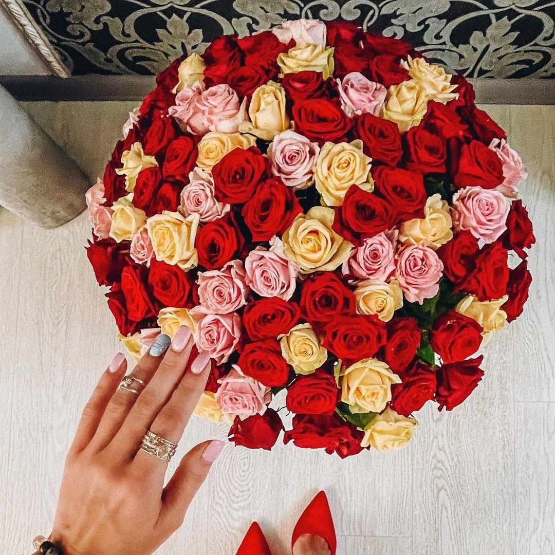 Микс из роз в букете - 81 шт. Микс из роз в букете - 81 шт.