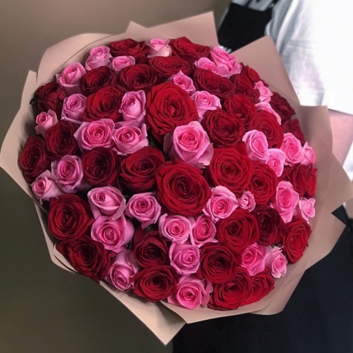 Красно-розовый букет из 81 розы Красно-розовый букет из 81 розы