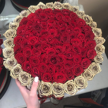 Красные розы с окантовкой - 81 шт.