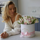 Бело-розовые тюльпаны в коробке - 101 шт. Бело-розовые тюльпаны в коробке - 101 шт.