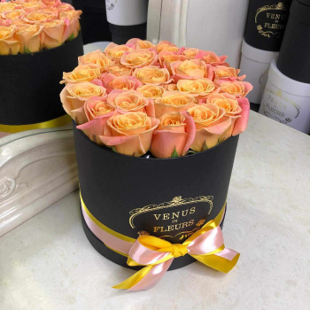 Оранжевые розы в коробке - 25 шт. Оранжевые розы в коробке - 25 шт.