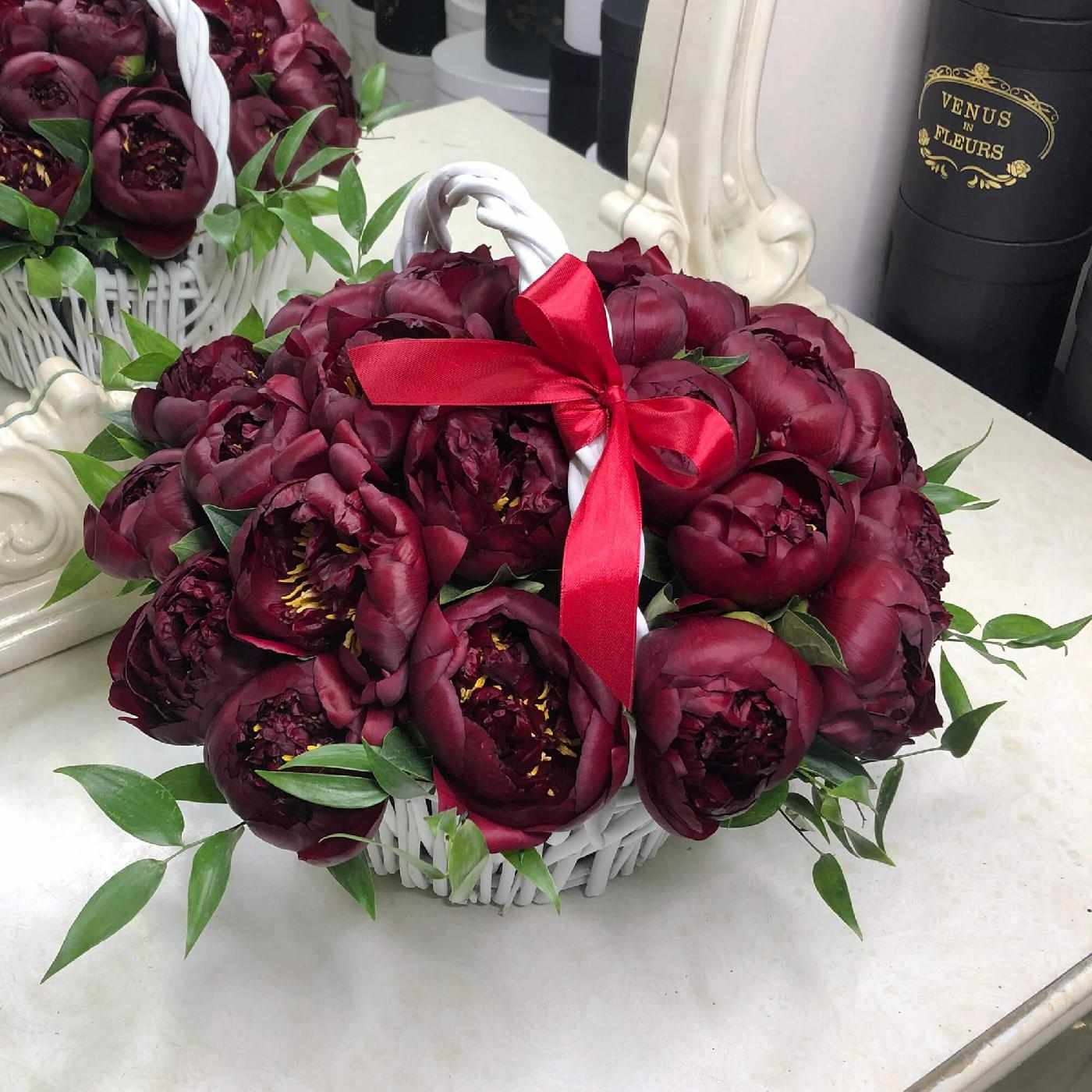 Бордовые пионы в корзине - 25 шт Бордовые пионы в корзине - 25 шт