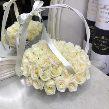 Белые розы в корзине - 51 шт.