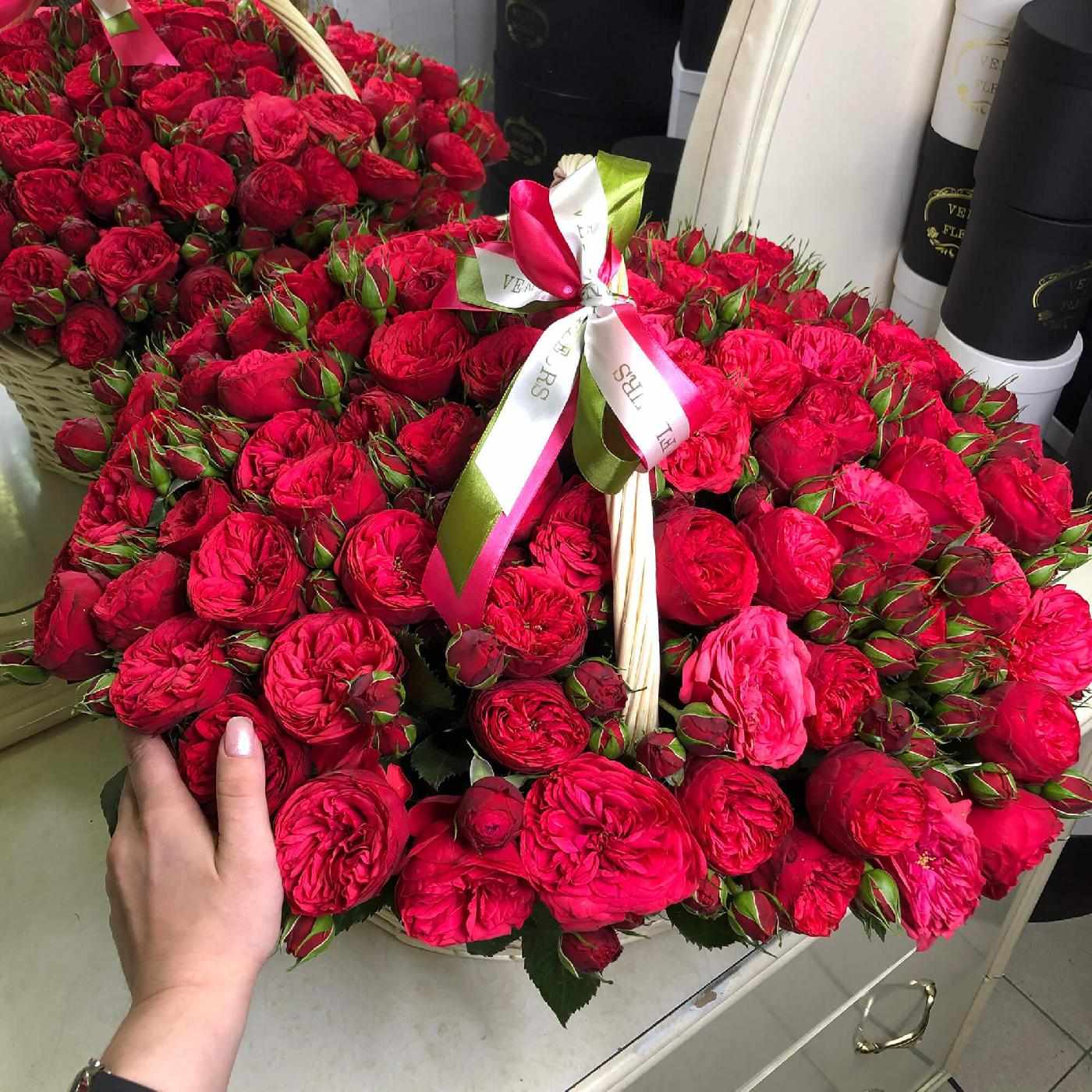 Красные пионовидные розы в корзине - 101 шт Красные пионовидные розы в корзине - 101 шт