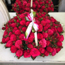 Красные пионовидные розы в корзине - 101 шт Красные пионовидные розы в корзине - 101 шт