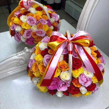 Разноцветные розы в корзине от 51 шт.