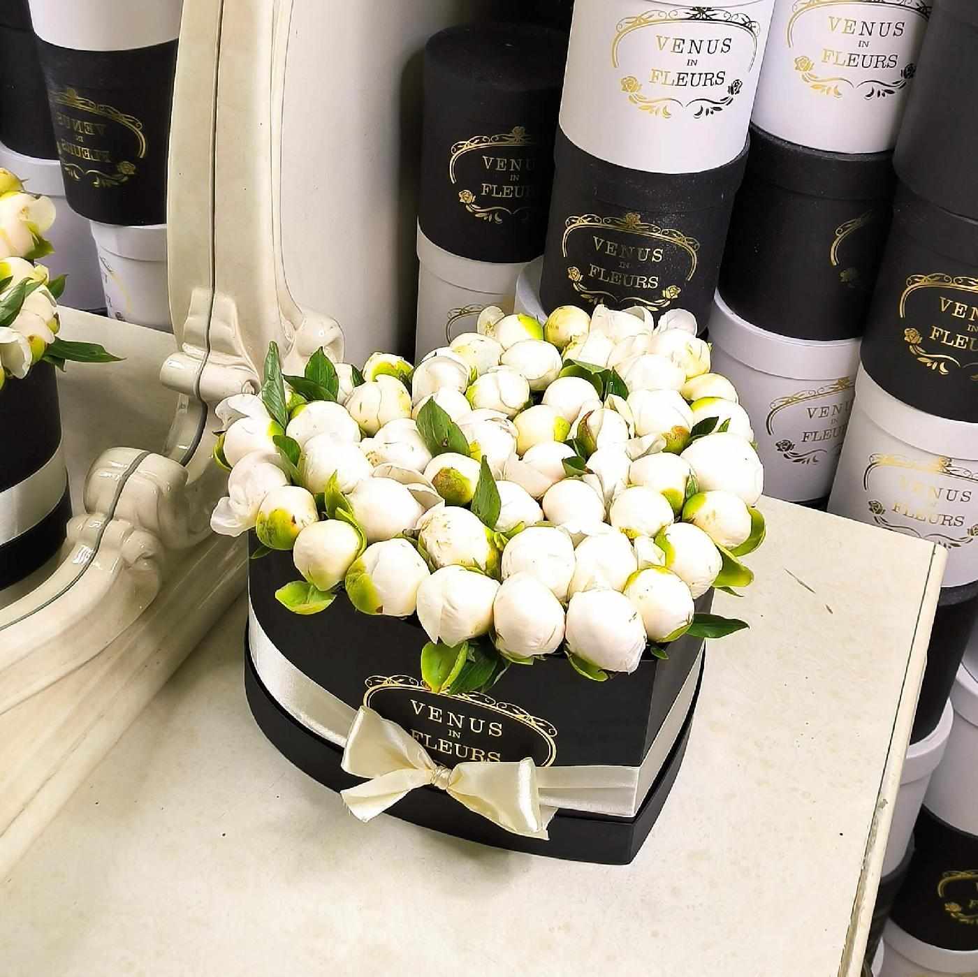 51 белый пион в коробке сердце 51 белый пион в коробке сердце