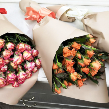 Букет кустовых роз от 9 шт. Букет кустовых роз от 9 шт.