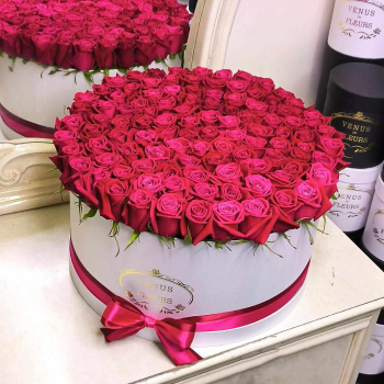 Малиновые розы в коробке - 81 шт.