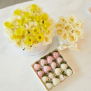 Белые розы с нарциссами - 31 шт. Белые розы с нарциссами - 31 шт.