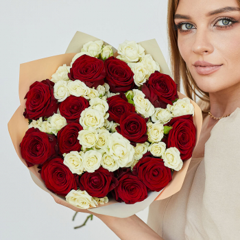 Кустовые розы с красными - 31 шт. Кустовые розы с красными - 31 шт.