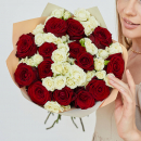 Белые кустовые розы с красными - 31 шт. Белые кустовые розы с красными - 31 шт.