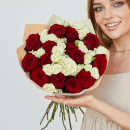 Белые кустовые розы с красными - 31 шт. Белые кустовые розы с красными - 31 шт.