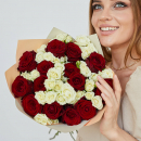 Белые кустовые розы с красными - 31 шт. Белые кустовые розы с красными - 31 шт.