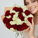 Белые кустовые розы с красными - 31 шт. Белые кустовые розы с красными - 31 шт.