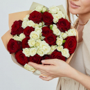 Белые кустовые розы с красными - 31 шт. Белые кустовые розы с красными - 31 шт.