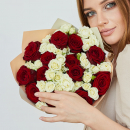 Белые кустовые розы с красными - 31 шт. Белые кустовые розы с красными - 31 шт.