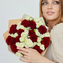 Белые кустовые розы с красными - 31 шт. Белые кустовые розы с красными - 31 шт.