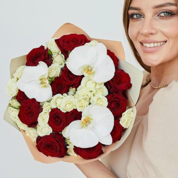 Белые кустовые розы с орхидеями - 31 шт. Белые кустовые розы с орхидеями - 31 шт.