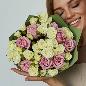 Белые кустовые розы с розовыми - 19 шт. Белые кустовые розы с розовыми - 19 шт.