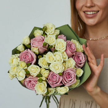 Белые кустовые розы с розовыми - 15 шт. Белые кустовые розы с розовыми - 15 шт.