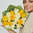 Бело-желтые розы в букете - 15 шт. Бело-желтые розы в букете - 15 шт.