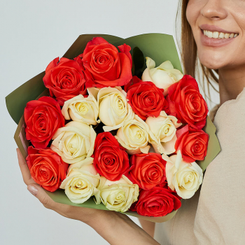 Бело-оранжевые розы от 19 шт. Бело-оранжевые розы от 19 шт.