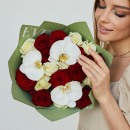 Красно-белые розы с орхидеями - 19 шт. Красно-белые розы с орхидеями - 19 шт.