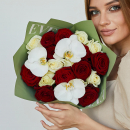 Красно-белые розы с орхидеями - 19 шт. Красно-белые розы с орхидеями - 19 шт.