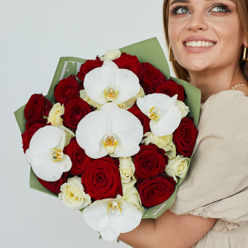 Красно-белые розы с орхидеями - 31 шт.