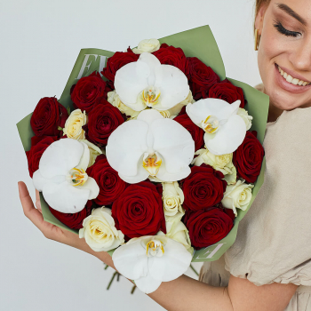 Красно-белые розы с орхидеями от 9 шт. Красно-белые розы с орхидеями от 9 шт.
