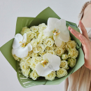 Белые кустовые розы с орхидеями - 19 шт Белые кустовые розы с орхидеями - 19 шт