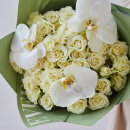 Белые кустовые розы с орхидеями - 19 шт Белые кустовые розы с орхидеями - 19 шт
