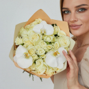 Белые кустовые розы с орхидеями - 19 шт. Белые кустовые розы с орхидеями - 19 шт.