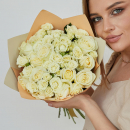 Белые кустовые розы в миксе от 19 шт. Белые кустовые розы в миксе от 19 шт.