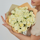 Белые кустовые розы в миксе от 19 шт. Белые кустовые розы в миксе от 19 шт.