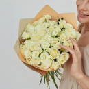 Белые кустовые розы в миксе от 19 шт. Белые кустовые розы в миксе от 19 шт.