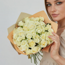 Белые кустовые розы в миксе от 19 шт. Белые кустовые розы в миксе от 19 шт.