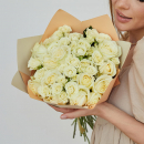 Белые кустовые розы в миксе от 19 шт. Белые кустовые розы в миксе от 19 шт.