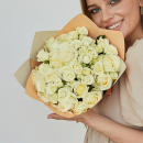 Белые кустовые розы в миксе от 19 шт. Белые кустовые розы в миксе от 19 шт.