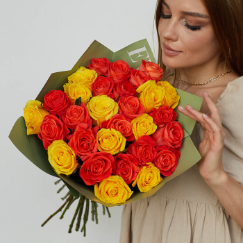 Желтые и коралловые розы от 19 шт.